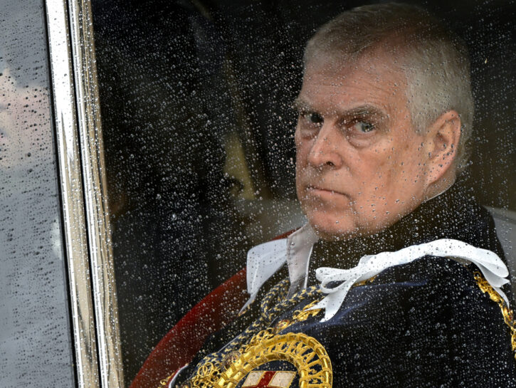 Il principe Andrea rinuncia al titolo di Duca di York, cosa succede ora nella royal family?