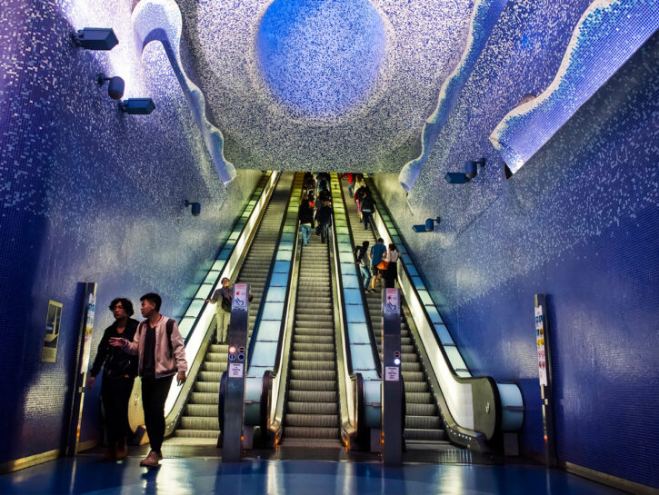 Le stazioni della metro più scenografiche del mondo, da Napoli a Dubai