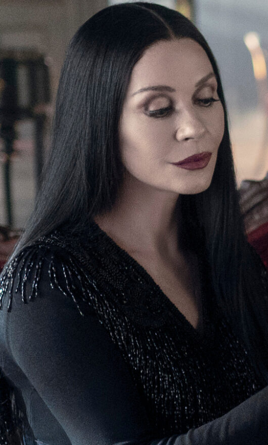 Morticia Hair, la nuova tendenza dei capelli lunghissimi, neri e dal finish ultra brillante