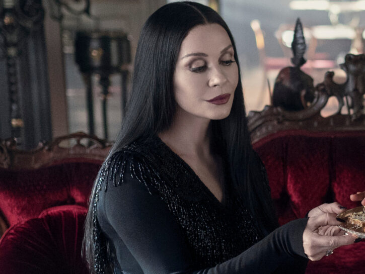 Morticia Hair, la nuova tendenza dei capelli lunghissimi, neri e dal finish ultra brillante