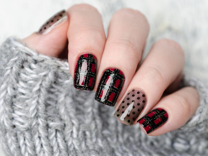La plaid manicure è la nail art che non sapevi di desiderare
