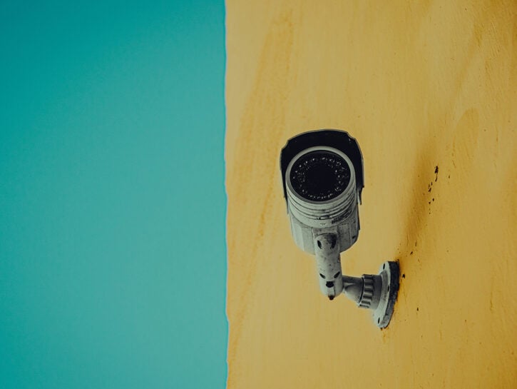 L'Aquila: un intero palazzo pieno di telecamere che spiano gli inquilini