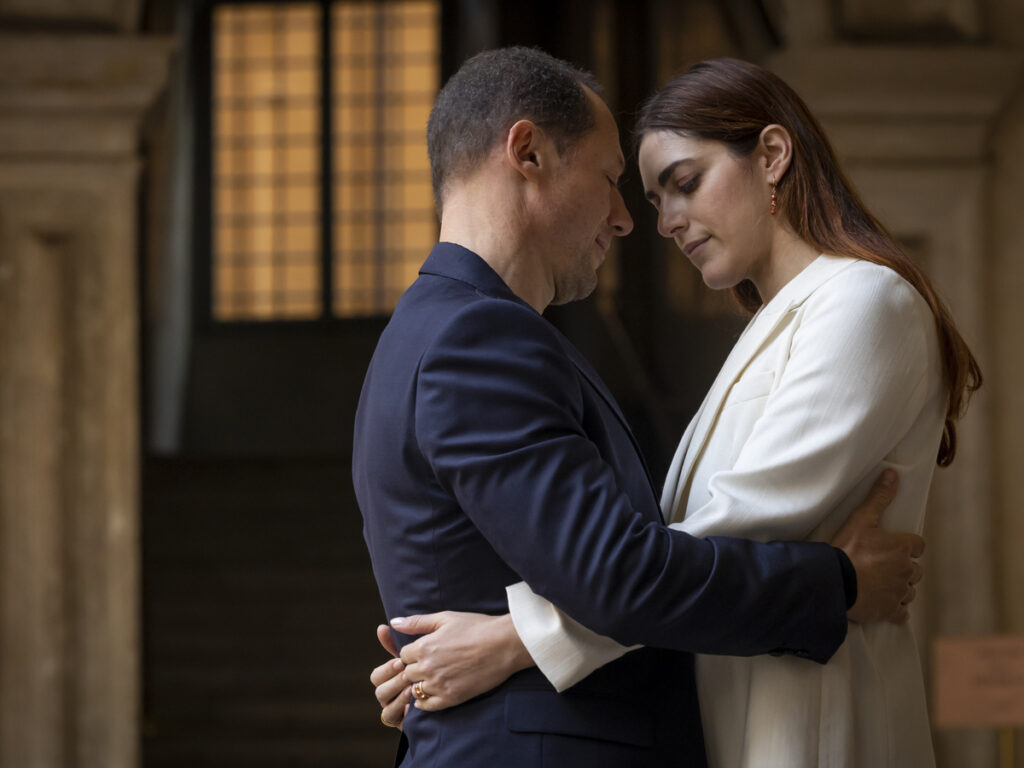 Miriam Leone e Stefano Accorsi in una scena di Amata, presentato alla Mostra del Cinema di Venezia