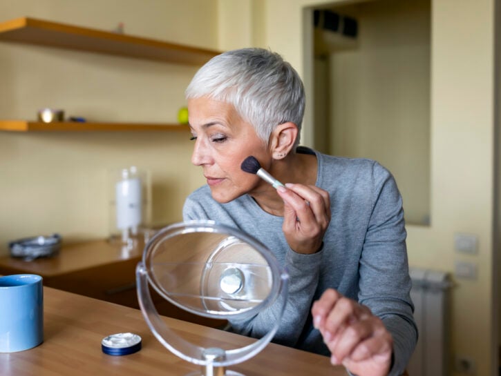 I segreti per applicare il blush se sei una over 50