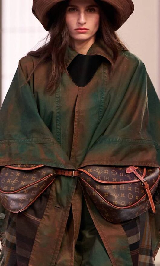 Come indossare la borsa-cintura sopra giacche e cappotti? 5 idee moda dalle sfilate
