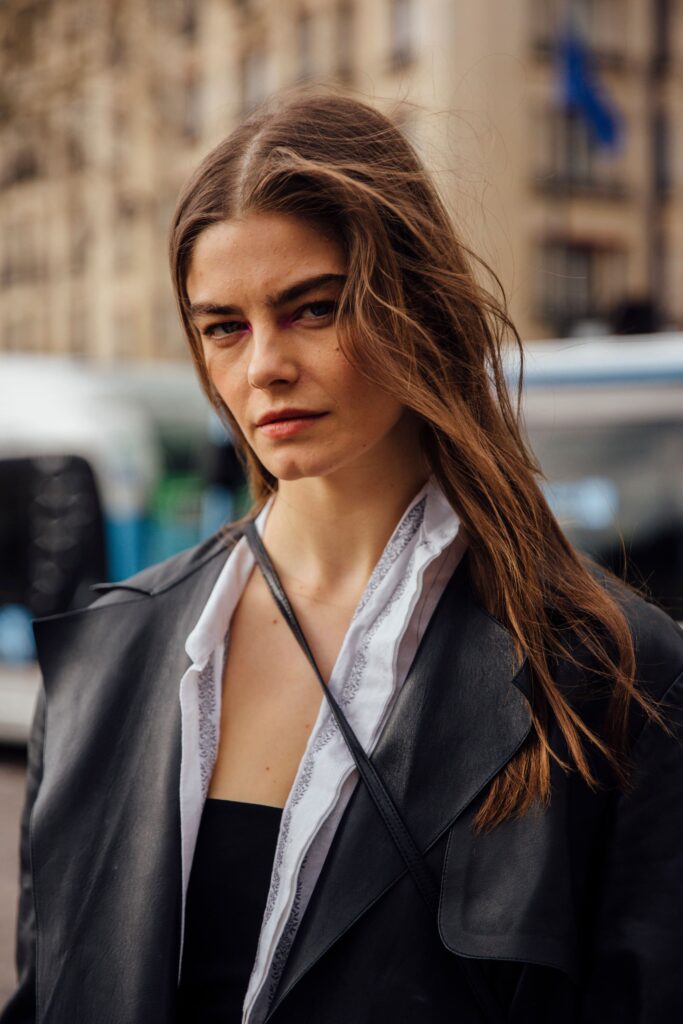 modella con capelli sciolti