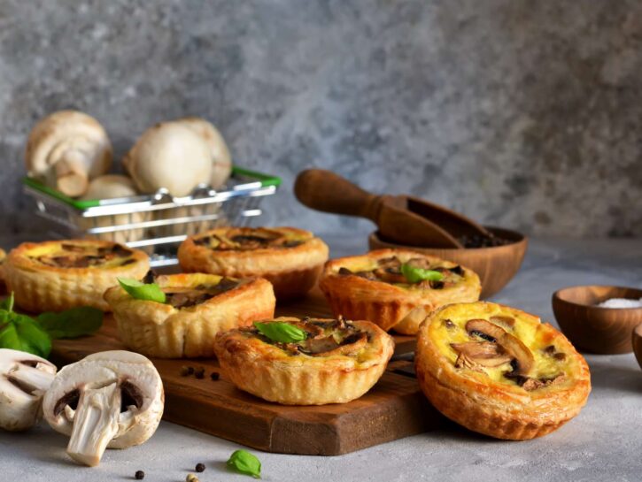 Mini quiche ai funghi, porri e prosciutto: un seducente antipasto autunnale