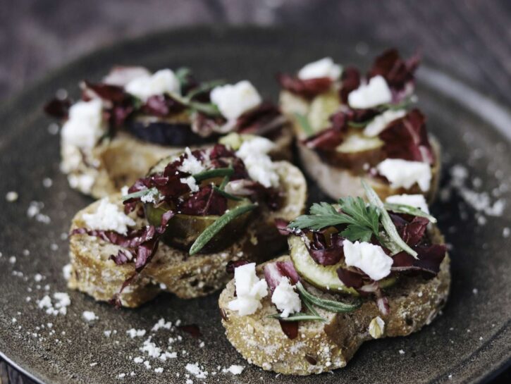 Bruschette con radicchio, fichi e noci: antipasto gourmet