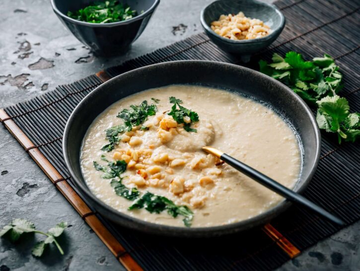 Crema di topinambur al latte di cocco, un piatto delicato per iniziare la cena