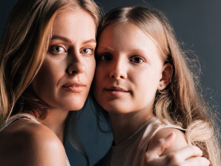 Mamma in menopausa e figlia col primo ciclo: è uno tsunami emotivo
