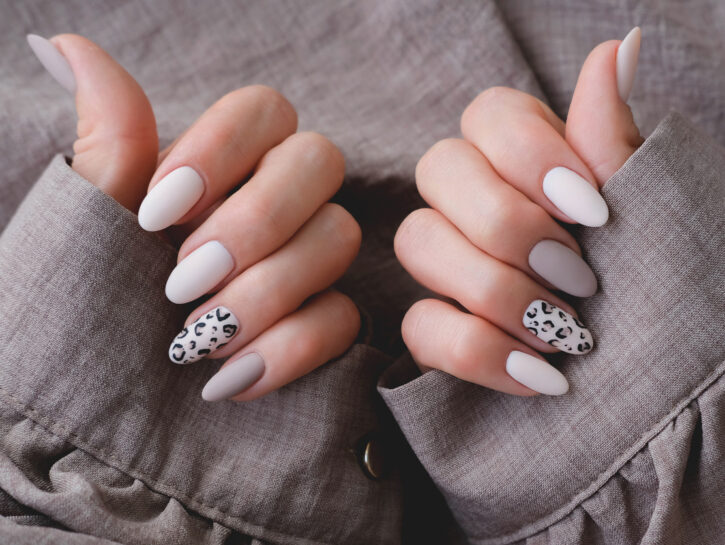 La manicure animalier è il trend che graffia l'autunno