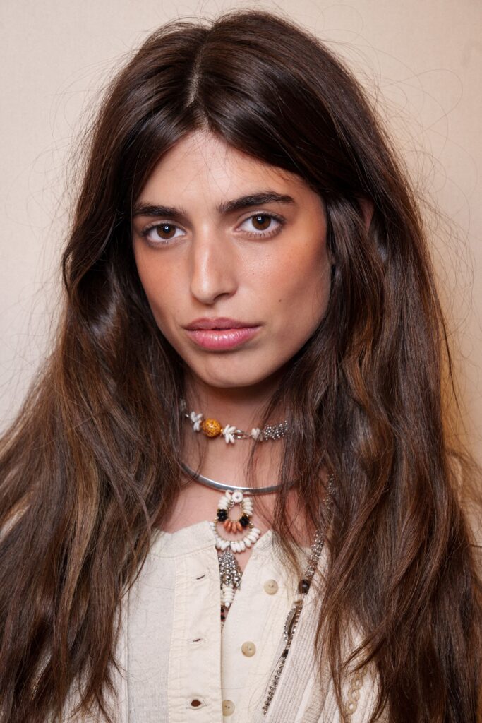 modella con capelli castani lucenti
