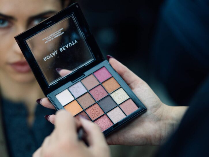 Con RoyalBeauty nel backstage di una sfilata: il make-up che fa brillare Barbara Rizzi