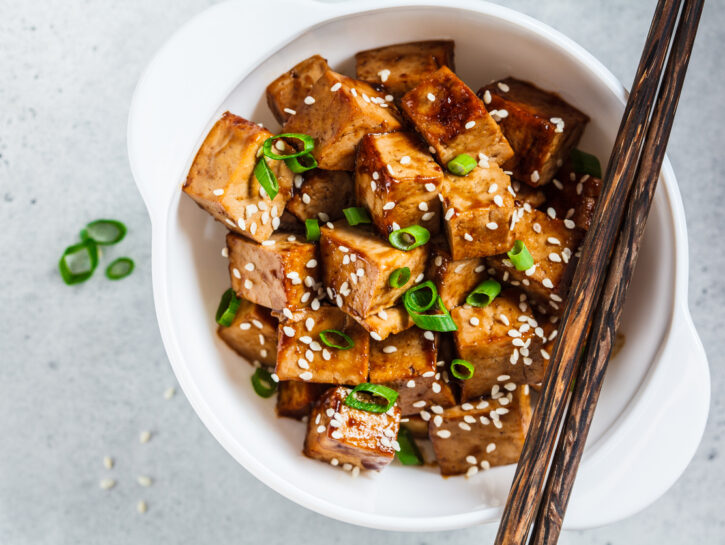 Tofu glassato con salsa di soia e miele