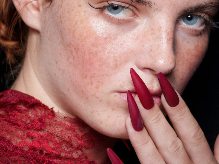 Elegante e sensuale con le velvet nail, la manicure da provare