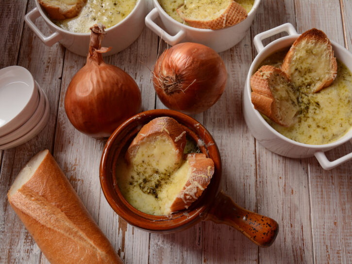 Soupe à l'oignon (zuppa di cipolle): la ricetta francese