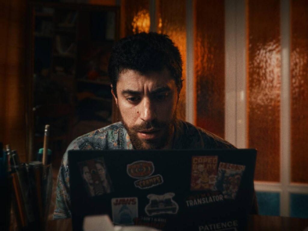 Eduardo Scarpetta in una scena del film VAS, che indaga il tema degli hikikomori
