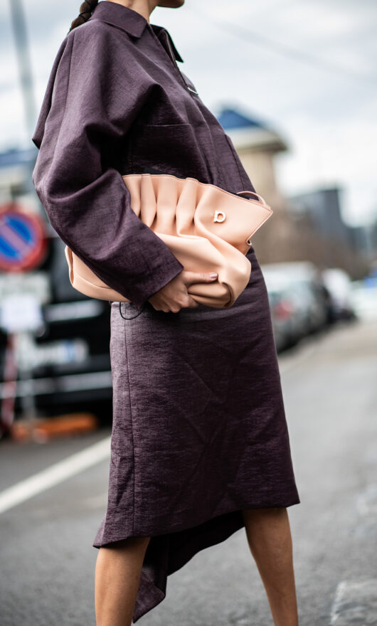 Sembra una pochette, ma è una pouch bag: ecco perché è l’accessorio perfetto adesso