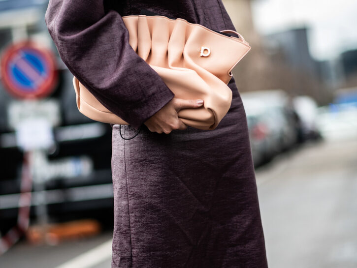 Sembra una pochette, ma è una pouch bag: ecco perché è l’accessorio perfetto adesso
