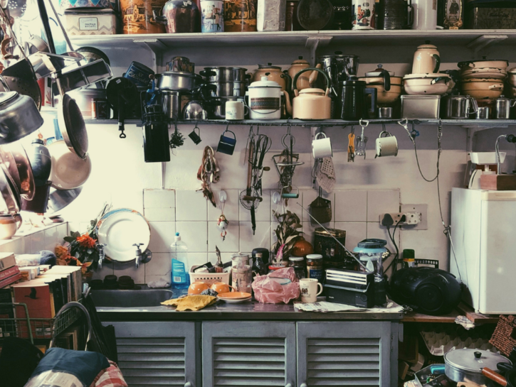 Accumulatrice seriale morta sepolta dai pacchi: cos'è la disposofobia