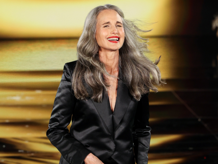 Come valorizzare i capelli grigi naturali: tagli, prodotti e make-up giusti