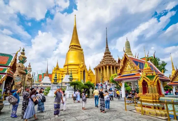 Alcuni turisti presso il Wat Phra Kaew, antico tempio a Bangkok, Thailandia
