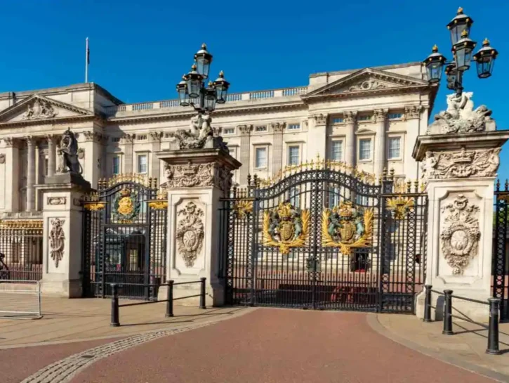 Le scuderie di Sua Maestà si trasformano: arriva un temporary store natalizio a Buckingham Palace