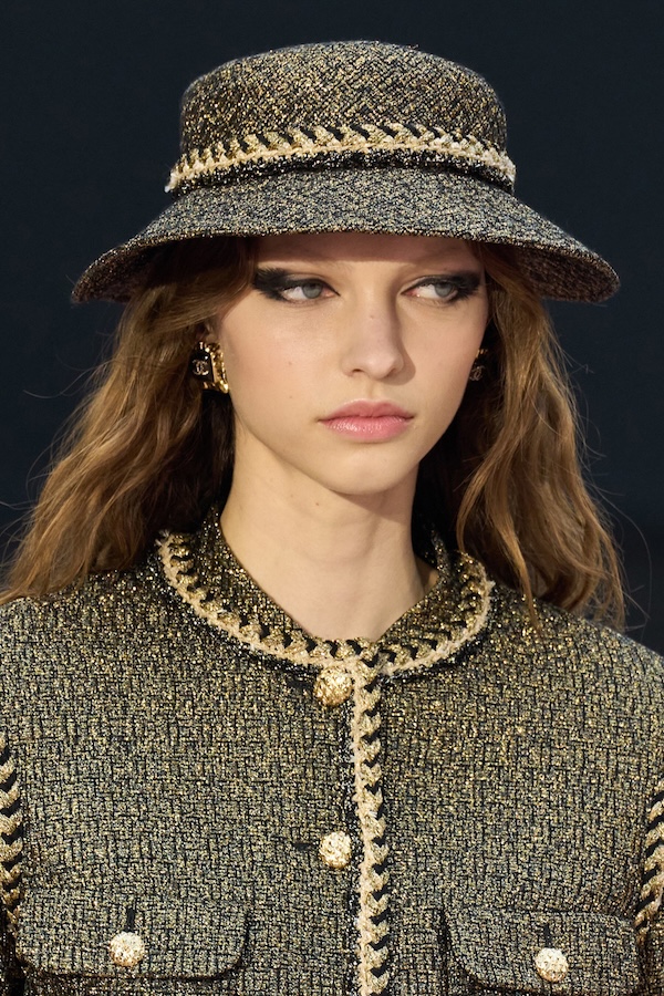capelli sotto il cappello