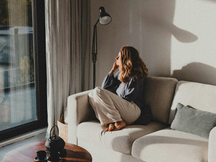 Più gentili con gli estranei e meno con chi amiamo: perché?