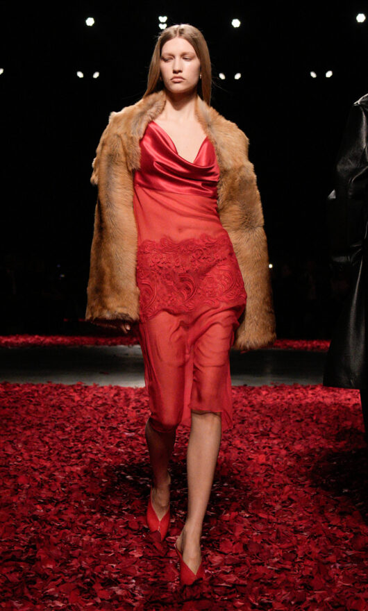 Inverno non significa rinunciare a un abito di seta. Ecco come indossarlo (e stare al caldo)