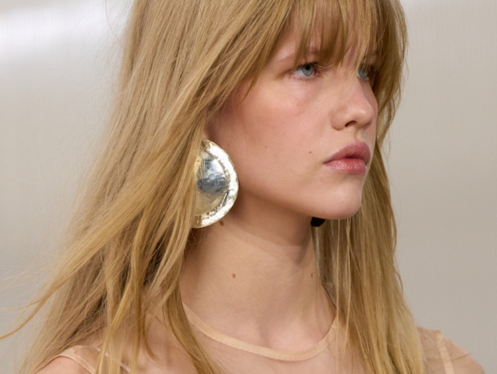 Frangia: tendenze, styling e consigli per il look perfetto