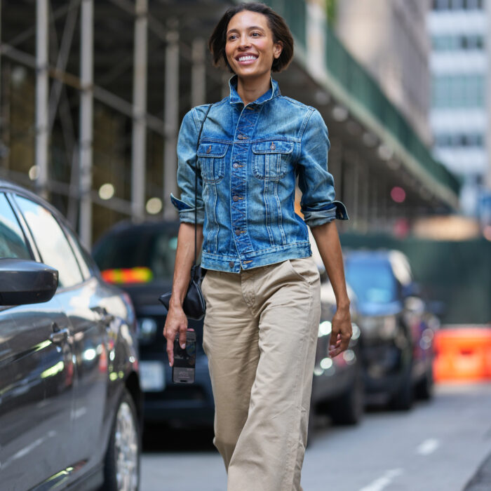 Non solo blu, c'è un altro colore per il denim che spopola in città
