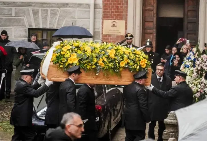 Il feretro di Ornella Vanoni arriva alla chiesa di San Marco