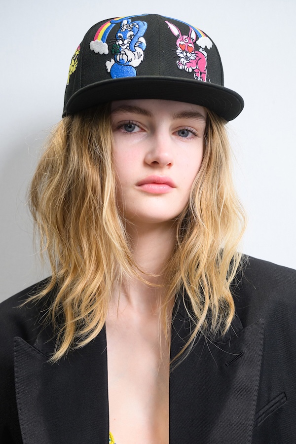 capelli sotto il cappello