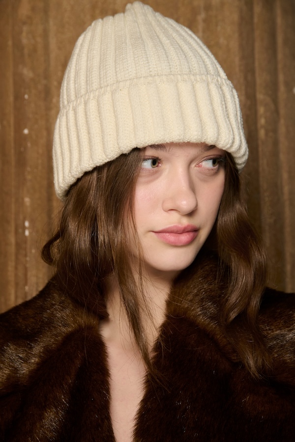 capelli sotto il cappello