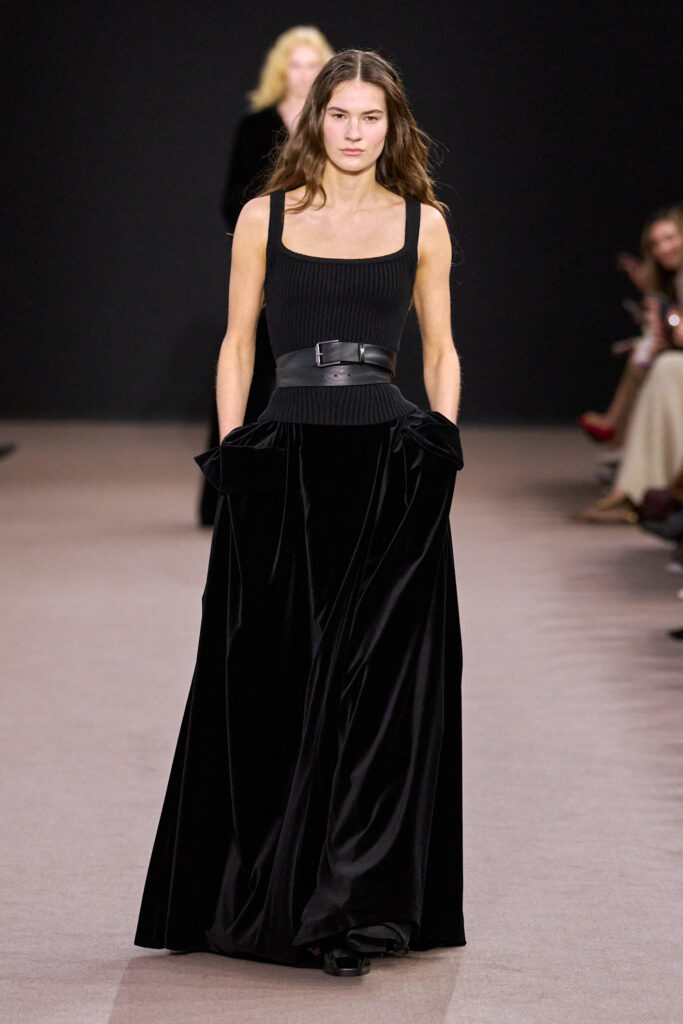 come abbinare la gonna di velluto moda inverno 2025 2026