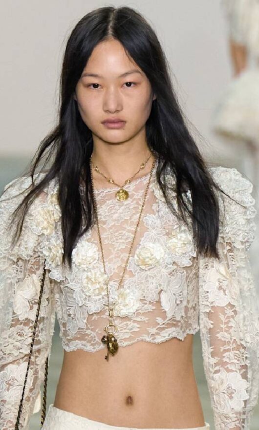 Pizzo, ecco i capi nel tessuto più chic di cui non possiamo fare a meno