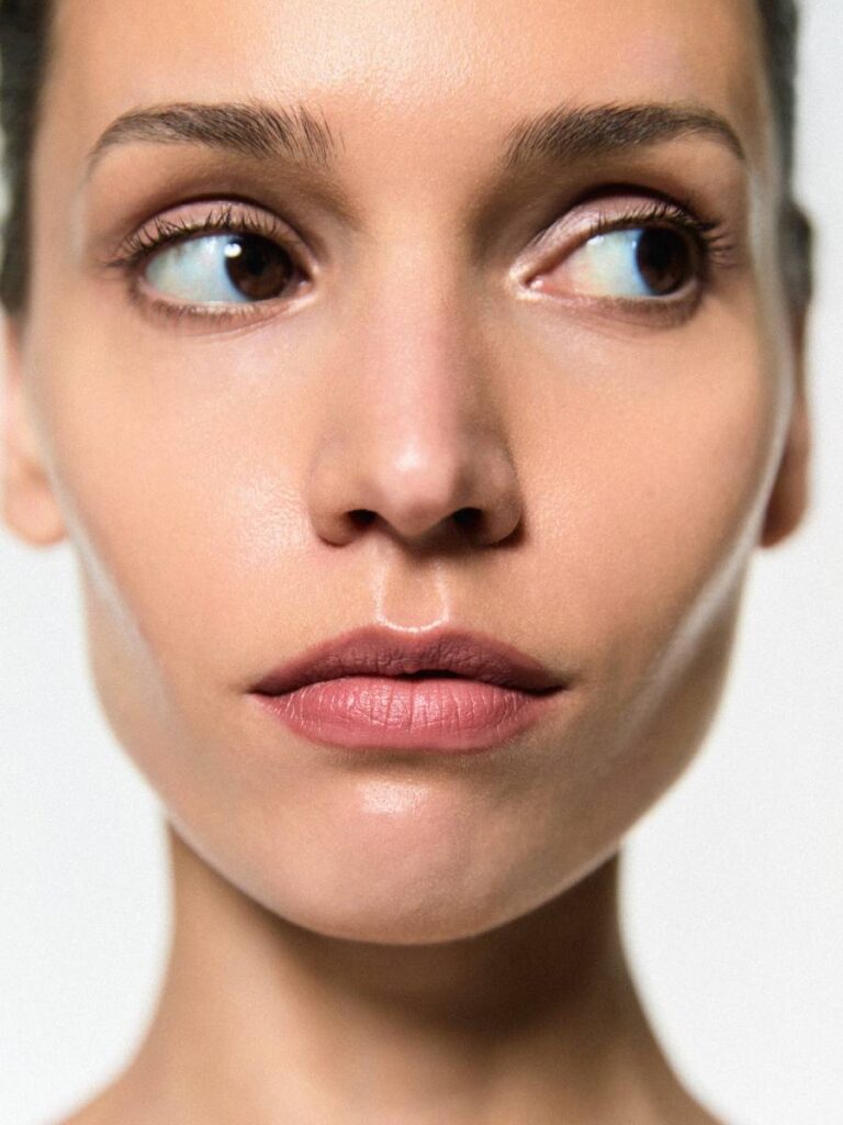 modella con rossetto nude