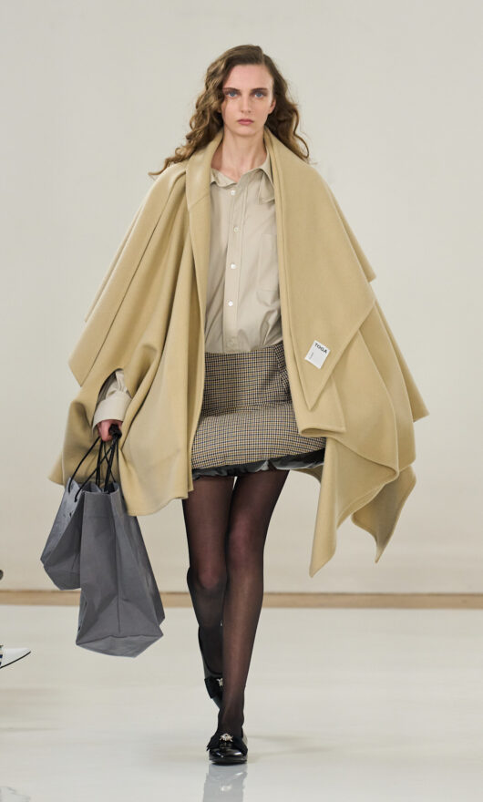 Cappe e mantelle, come abbinarle in 5 idee moda (rubate alle sfilate)