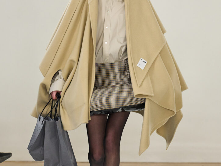 Cappe e mantelle, come abbinarle in 5 idee moda (rubate alle sfilate)