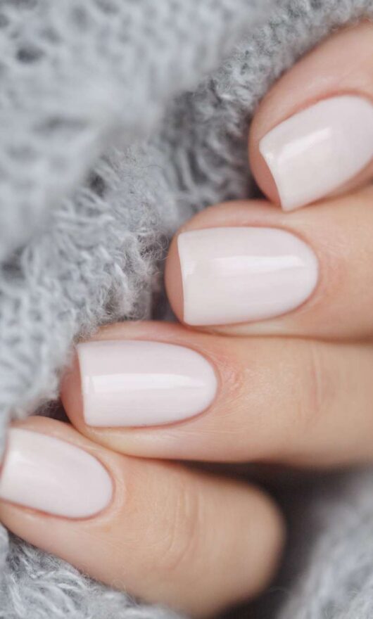 Per una manicure versatile e di tendenza prova lo smalto color cipria