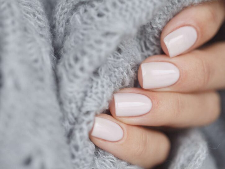 Per una manicure versatile e di tendenza prova lo smalto color cipria