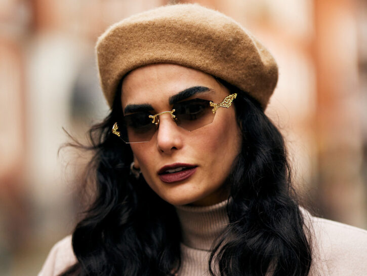 Capelli sotto il cappello: come salvare piega e volume