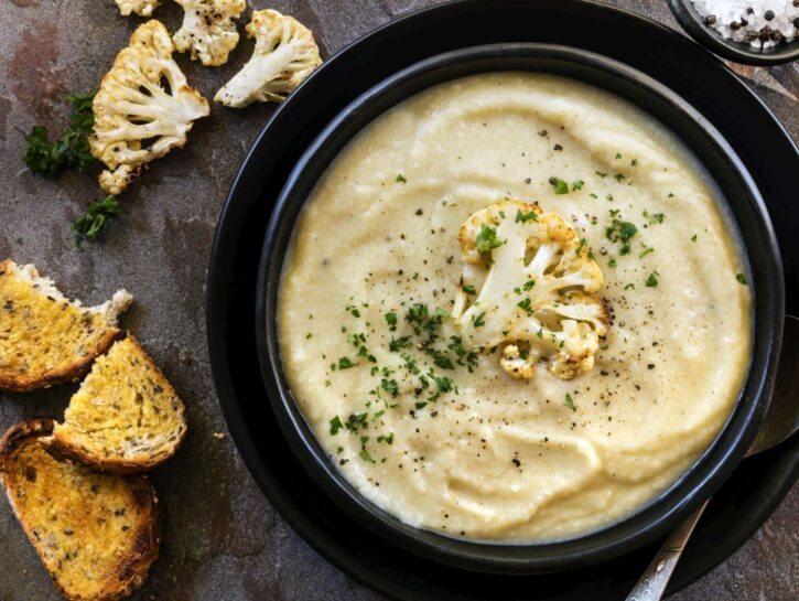 Crema di cavolfiore e nocciole tostate: la cena inizia con classe