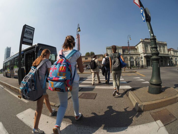 Educazione sessuale a scuola, cambio di programma: si farà alle medie ma con l'ok dei genitori