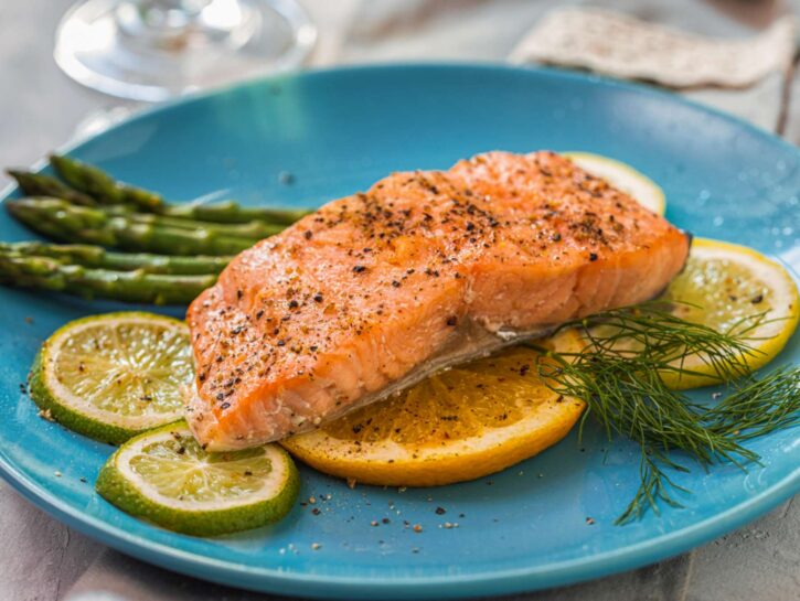 Filetto di salmone in crosta di erbe e agrumi: il secondo leggero che convince tutti