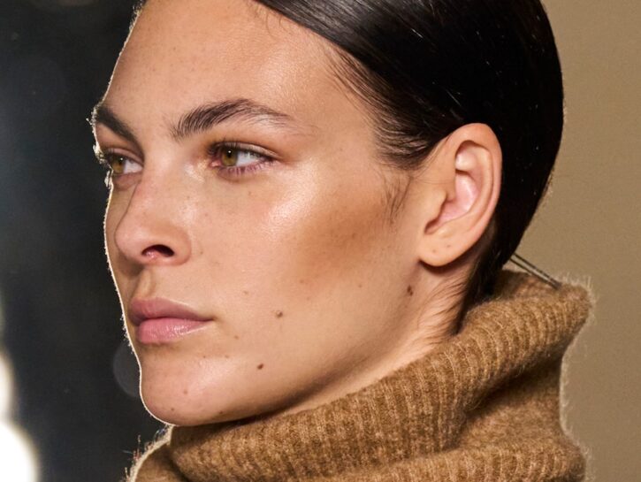 Illuminante in stick: i beauty trick per usarlo tutti i giorni (e i migliori da provare)