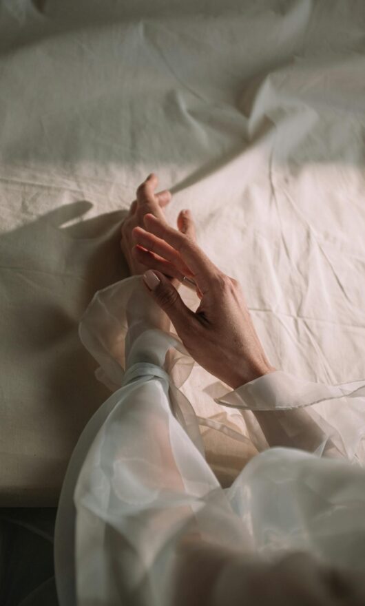 Mani morbide anche col freddo: i segreti per dire addio alle screpolature