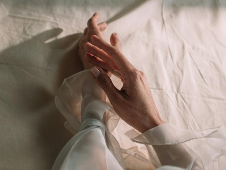 Mani morbide anche col freddo: i segreti per dire addio alle screpolature