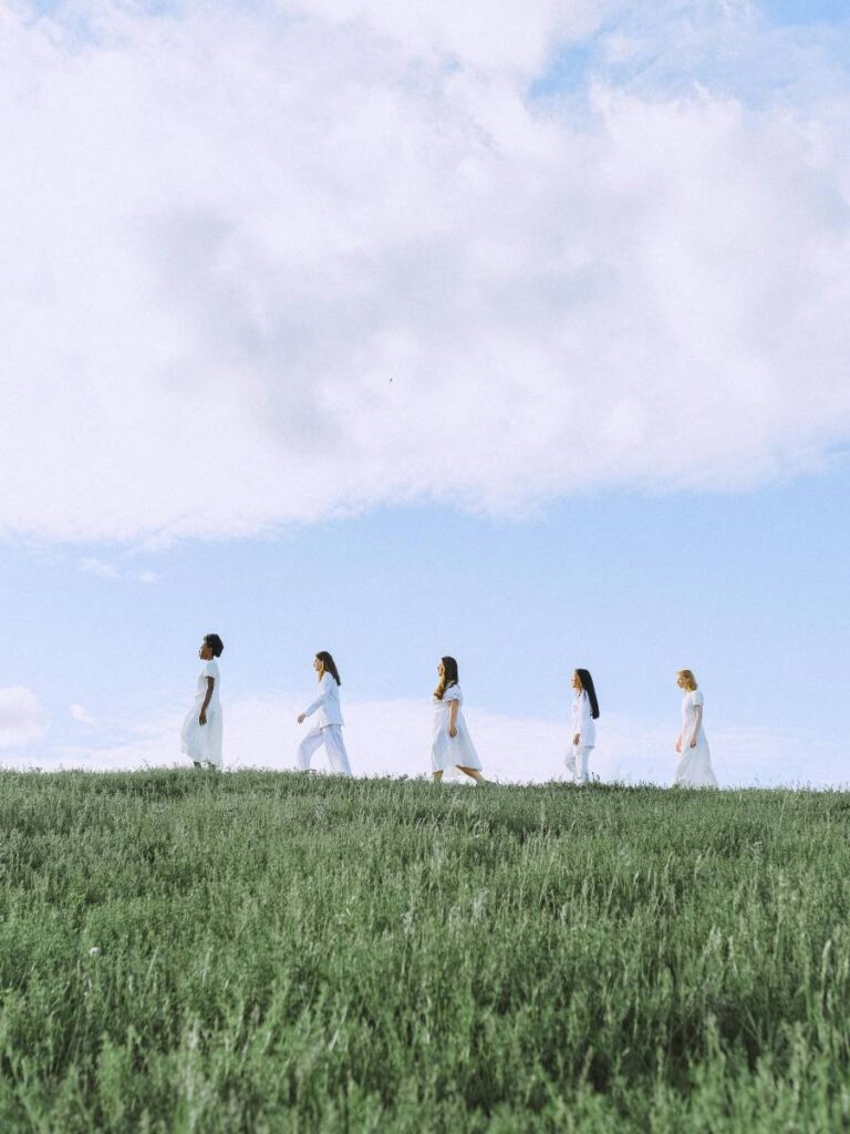 donne che camminano su un prato